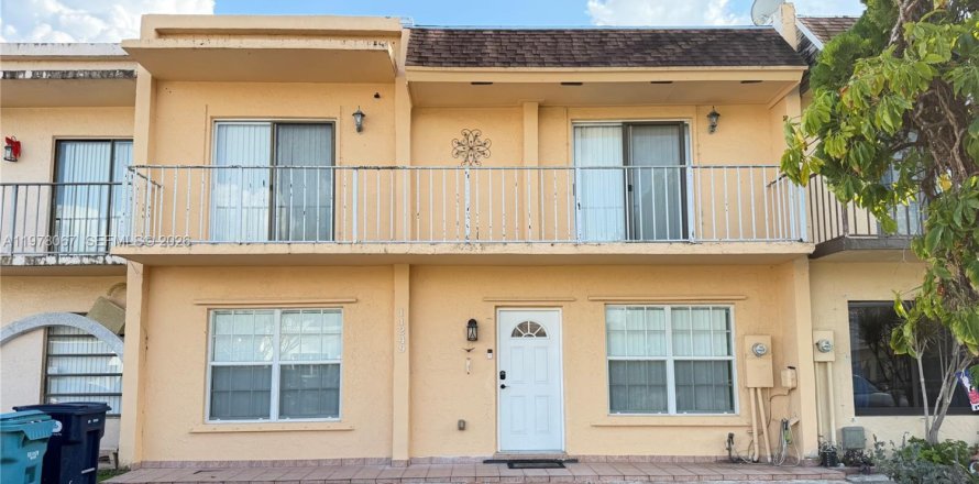 Townhouse in Miami, Florida 3 bedrooms, 133.69 sq.m. № 2042023