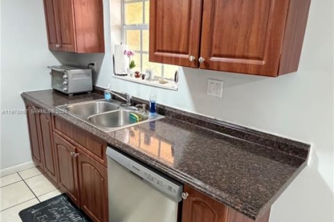 Townhouse in Miami, Florida 3 bedrooms, 133.69 sq.m. № 2042023 - photo 6