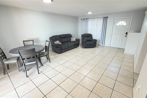 Townhouse in Miami, Florida 3 bedrooms, 133.69 sq.m. № 2042023 - photo 4