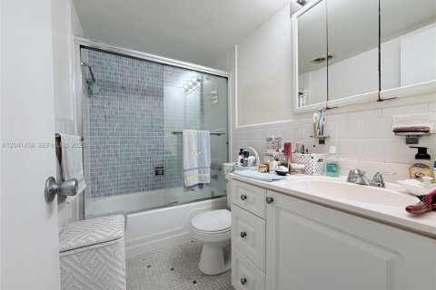 Copropriété à vendre à Bay Harbor Islands, Floride: 1 chambre, 75.25 m2 № 2183828 - photo 10