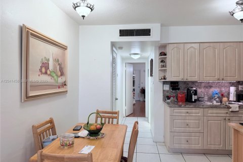 Copropriété à vendre à Bay Harbor Islands, Floride: 1 chambre, 75.25 m2 № 2183828 - photo 9