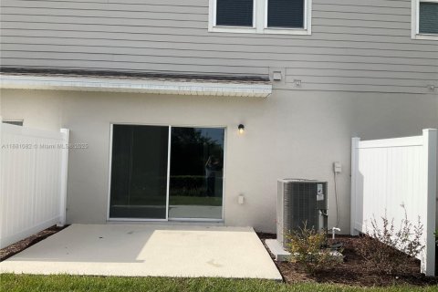 Townhouse in Saint Cloud, Florida 3 bedrooms № 1977626 - photo 26