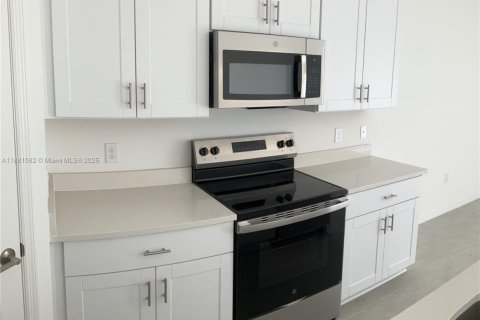 Townhouse in Saint Cloud, Florida 3 bedrooms № 1977626 - photo 10