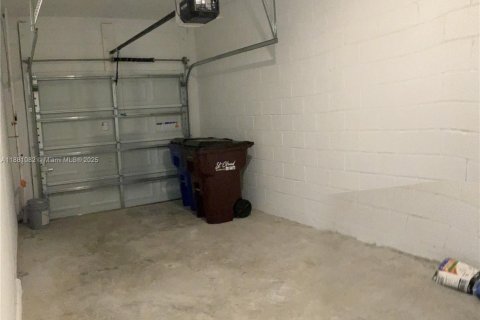 Townhouse in Saint Cloud, Florida 3 bedrooms № 1977626 - photo 28