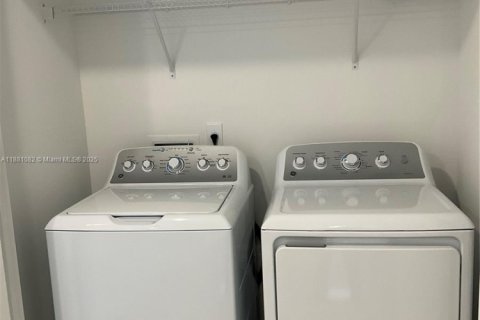 Townhouse in Saint Cloud, Florida 3 bedrooms № 1977626 - photo 23