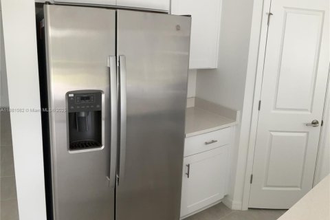 Townhouse in Saint Cloud, Florida 3 bedrooms № 1977626 - photo 11