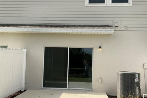 Townhouse in Saint Cloud, Florida 3 bedrooms № 1977626 - photo 25