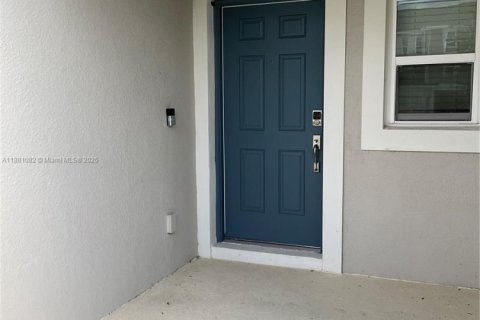 Townhouse in Saint Cloud, Florida 3 bedrooms № 1977626 - photo 3