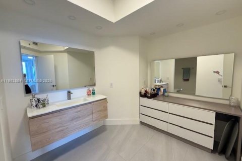 Condo in Miami Beach, Florida, 1 bedroom  № 2019749 - photo 12