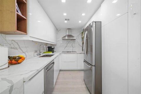 Copropriété à vendre à Aventura, Floride: 2 chambres, 105.72 m2 № 1888755 - photo 10