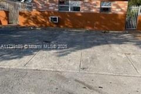 Купить коммерческую недвижимость в Майами, Флорида № 1985073 - фото 1