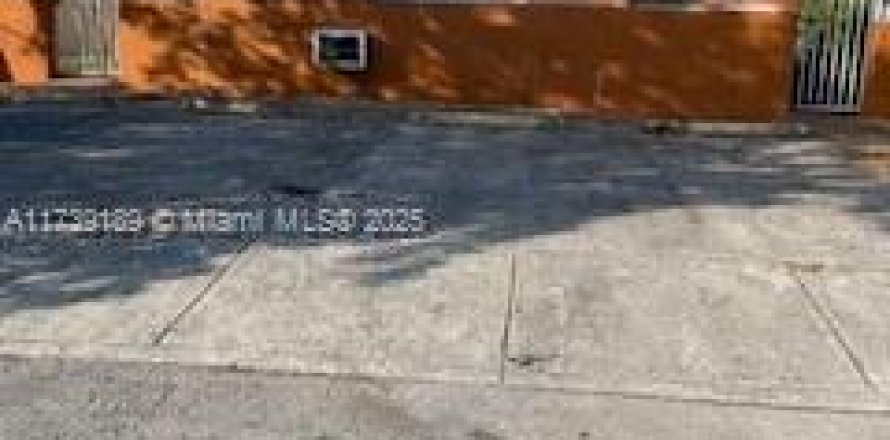 Коммерческая недвижимость в Майами, Флорида № 1985073