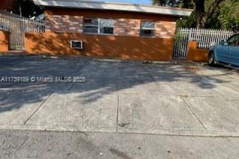 Купить коммерческую недвижимость в Майами, Флорида № 1985073 - фото 2