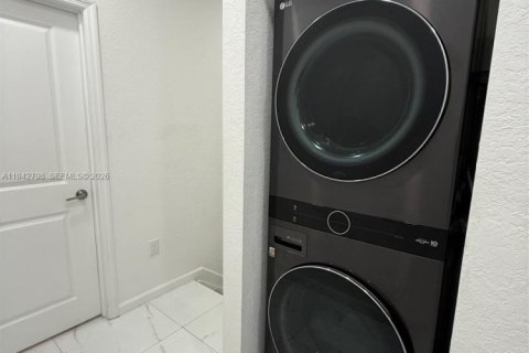 Touwnhouse à louer à Miami, Floride: 3 chambres, 122.63 m2 № 2000148 - photo 24