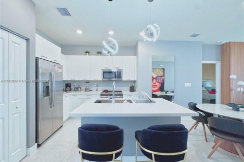 Купить кондоминиум в Дорал, Флорида 2 спальни, 104.42м2, № 1698559 - фото 1