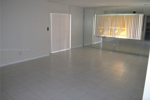 Condominio en alquiler en Sunrise, Florida, 3 dormitorios, 110.09 m2 № 1942180 - foto 9