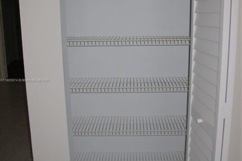 Condo in Sunrise, Florida, 3 bedrooms  № 1942180 - photo 21
