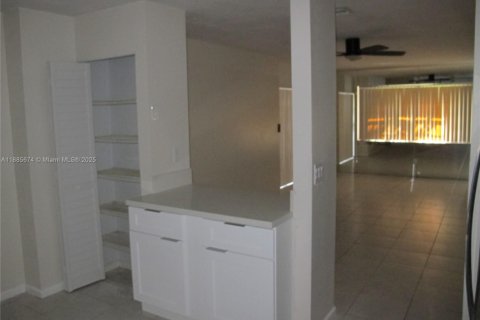 Condo in Sunrise, Florida, 3 bedrooms  № 1942180 - photo 5