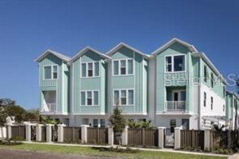 Townhouse in Saint Petersburg, Florida 3 bedrooms, 181.16 sq.m. № 2283301