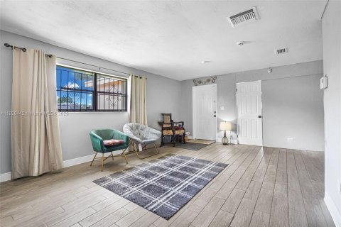 House in Hollywood, Florida 3 bedrooms, 105.17 sq.m. № 1948077 - photo 11