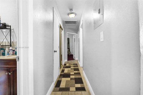 House in Hollywood, Florida 3 bedrooms, 105.17 sq.m. № 1948077 - photo 10