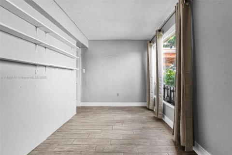 House in Hollywood, Florida 3 bedrooms, 105.17 sq.m. № 1948077 - photo 4