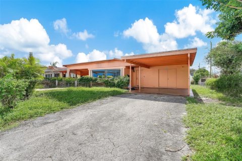 House in Hollywood, Florida 3 bedrooms, 105.17 sq.m. № 1948077 - photo 3