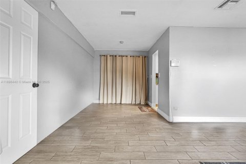 House in Hollywood, Florida 3 bedrooms, 105.17 sq.m. № 1948077 - photo 7