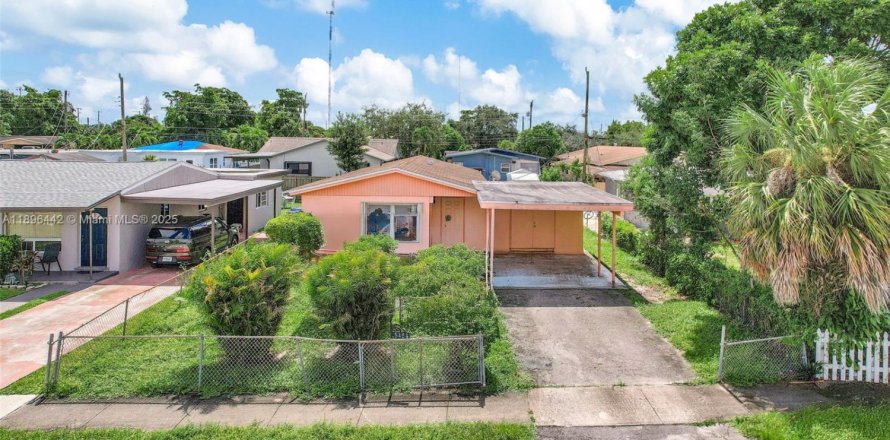 House in Hollywood, Florida 3 bedrooms, 105.17 sq.m. № 1948077