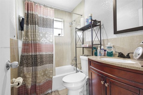 House in Hollywood, Florida 3 bedrooms, 105.17 sq.m. № 1948077 - photo 20