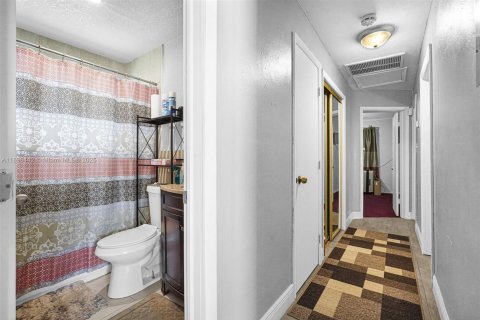 House in Hollywood, Florida 3 bedrooms, 105.17 sq.m. № 1948077 - photo 19