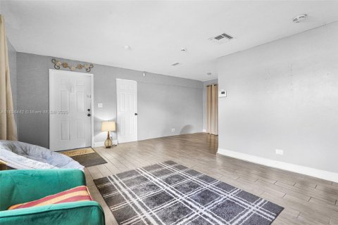 House in Hollywood, Florida 3 bedrooms, 105.17 sq.m. № 1948077 - photo 8