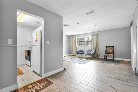 House in Hollywood, Florida 3 bedrooms, 105.17 sq.m. № 1948077 - photo 14