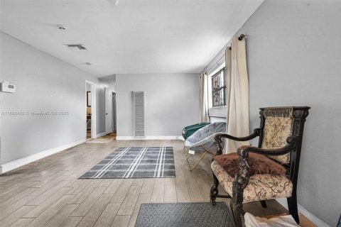 House in Hollywood, Florida 3 bedrooms, 105.17 sq.m. № 1948077 - photo 6