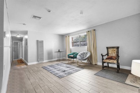 House in Hollywood, Florida 3 bedrooms, 105.17 sq.m. № 1948077 - photo 15