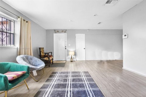 House in Hollywood, Florida 3 bedrooms, 105.17 sq.m. № 1948077 - photo 9