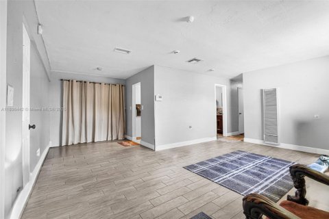 House in Hollywood, Florida 3 bedrooms, 105.17 sq.m. № 1948077 - photo 5