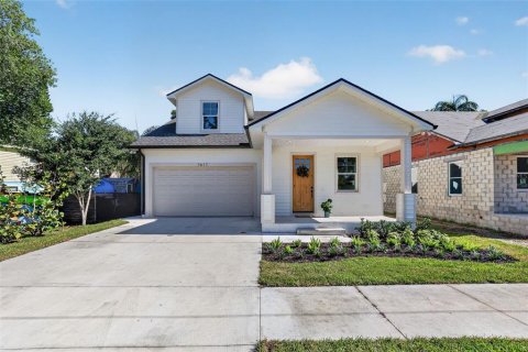 House in Tampa, Florida 4 bedrooms, 225.57 sq.m. № 2148529