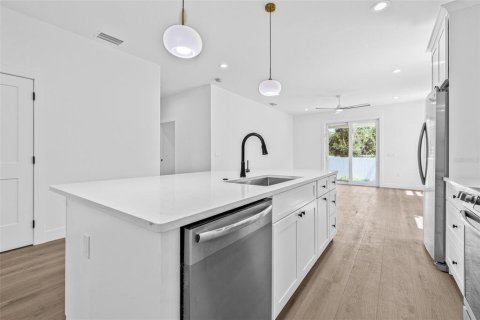House in Tampa, Florida 4 bedrooms, 225.57 sq.m. № 2148529 - photo 20