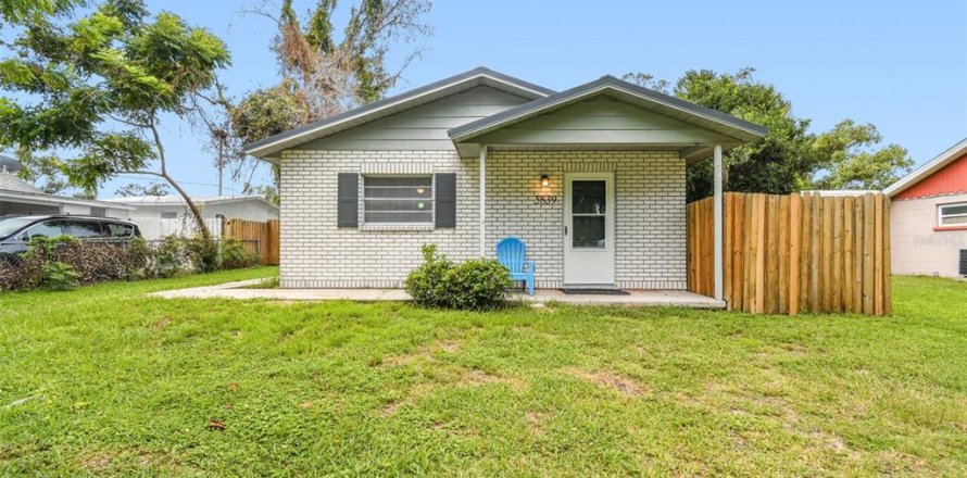 Duplex in Zephyrhills, Florida 3 bedrooms, 142.7 sq.m. № 1894017