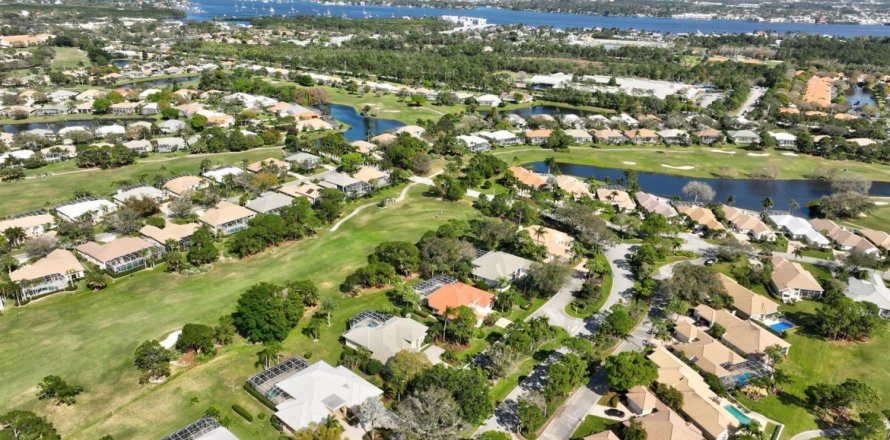 Casa en Palm City, Florida 3 dormitorios, 301.37 m2 № 1040904