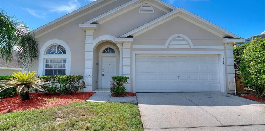 House in Clermont, Florida 4 bedrooms, 180.42 sq.m. № 2299425