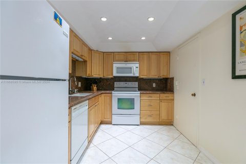 Condo in Hollywood, Florida, 2 bedrooms  № 1384605 - photo 9