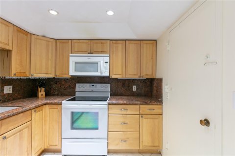 Condo in Hollywood, Florida, 2 bedrooms  № 1384605 - photo 12