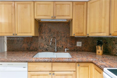 Condo in Hollywood, Florida, 2 bedrooms  № 1384605 - photo 11