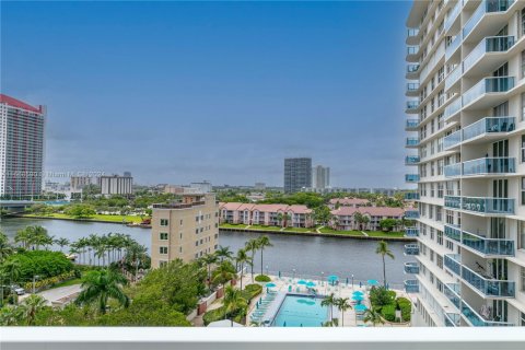 Condo in Hollywood, Florida, 2 bedrooms  № 1384605 - photo 1