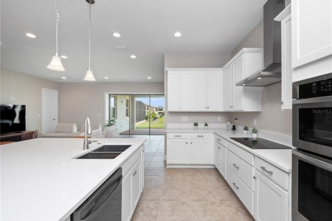 House in Orlando, Florida 5 bedrooms, 348.1 sq.m. № 1521960 - photo 13
