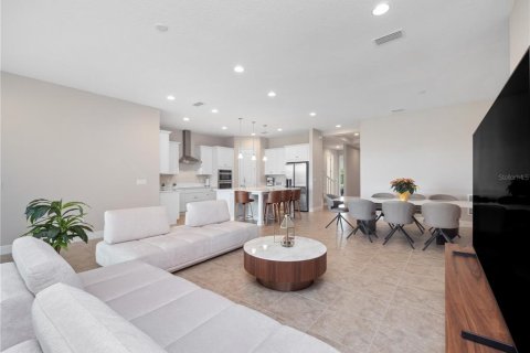 House in Orlando, Florida 5 bedrooms, 348.1 sq.m. № 1521960 - photo 10