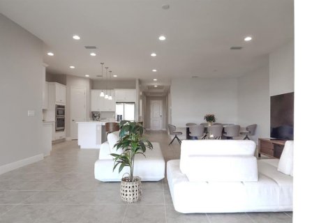 House in Orlando, Florida 5 bedrooms, 348.1 sq.m. № 1521960 - photo 15