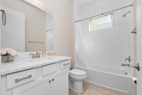 House in Orlando, Florida 5 bedrooms, 348.1 sq.m. № 1521960 - photo 18